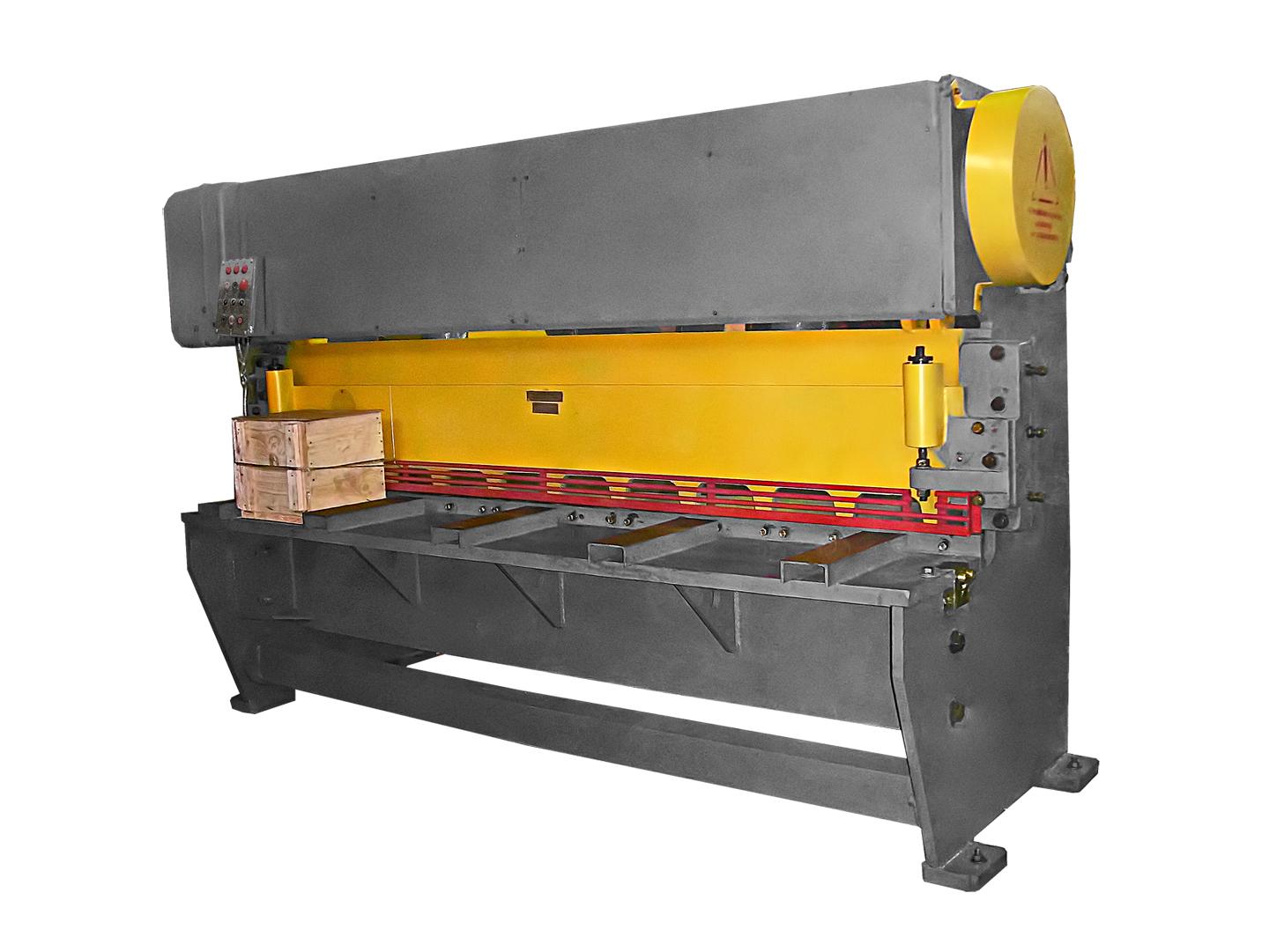 Ножницы гильотинные электромеханические модели СТД 9АМ. Вид спереди