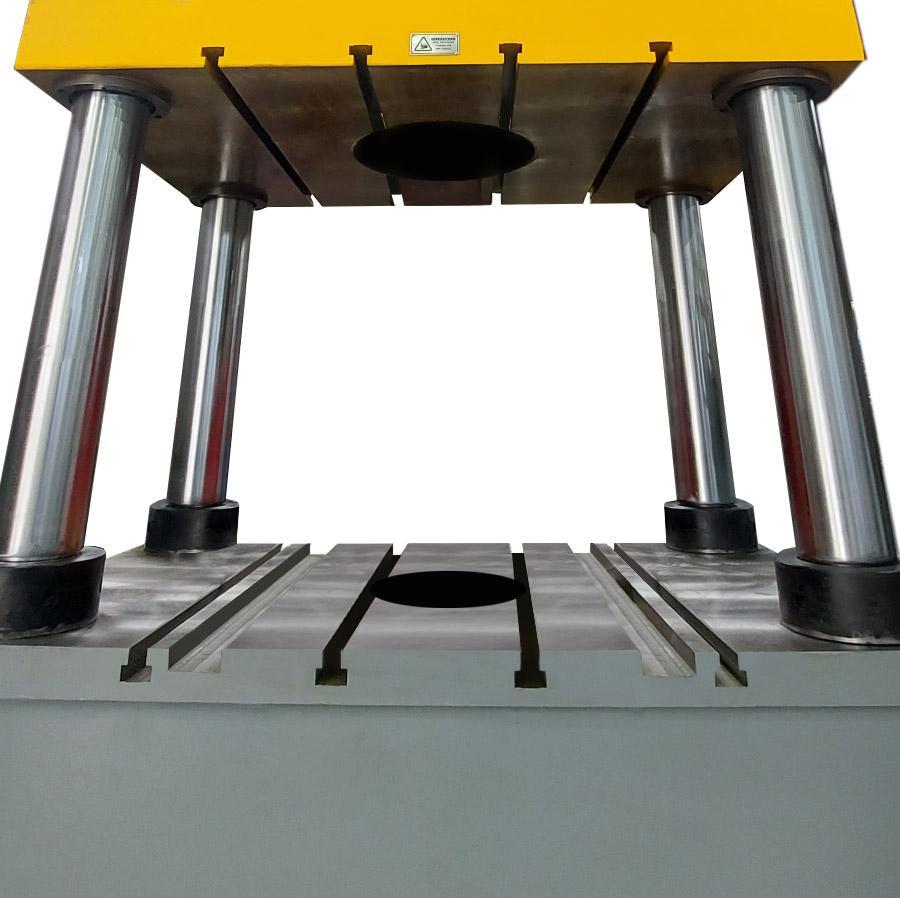 Стол и ползун гидравлического четырехколонного пресса ДА1442