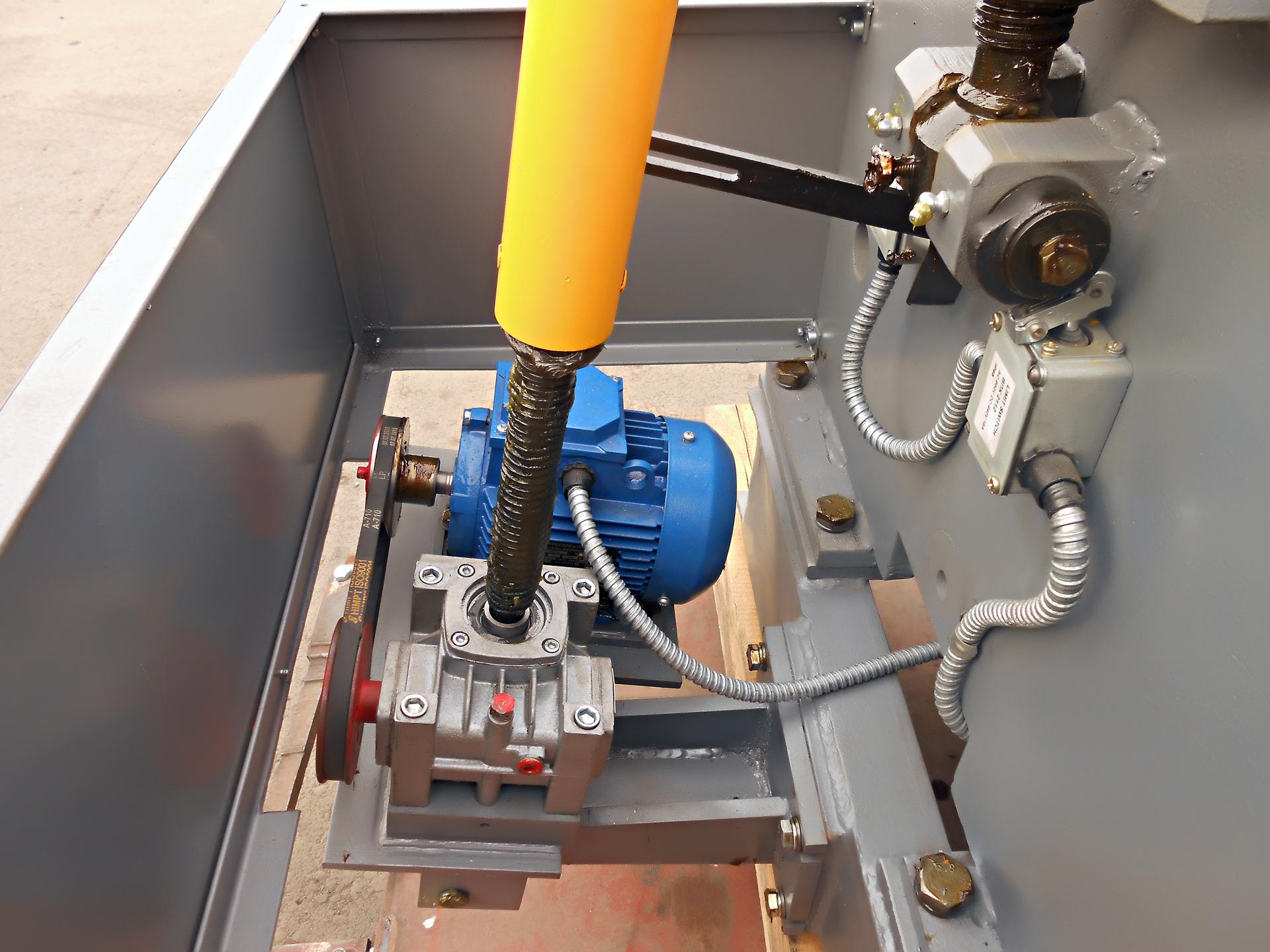 Машина листогибочная 3-х валковая ИБ2216. Привод откидной опоры