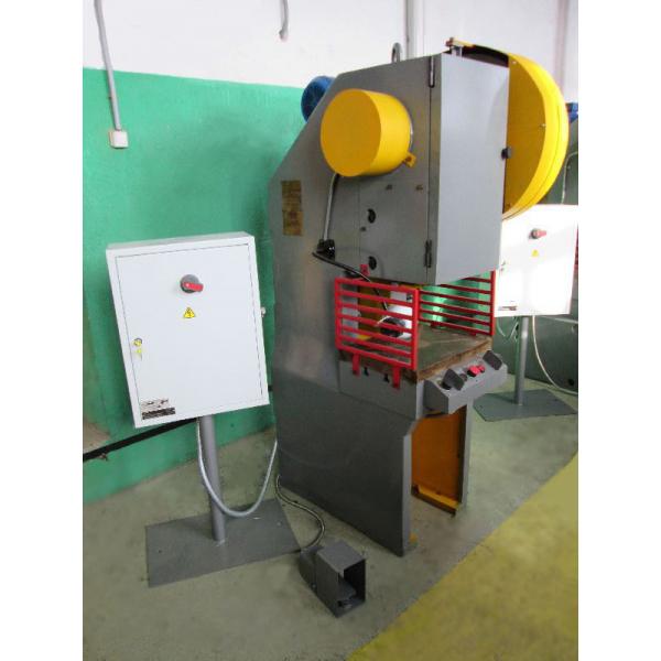 Пресс механический однокривошипный модели КД2122Г. Вид спереди